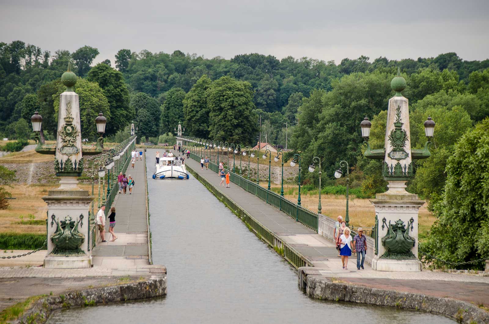 Varen over de kanaalbrug van Briare